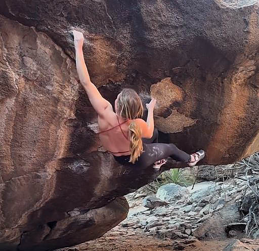 Michaela Kiersch climbing The Fully Monty (V12/Font 8A+) in early February. Video Grab: Michaela Kirsch/Instagram