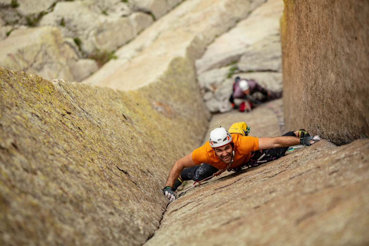 Jesse Dufton climbing El Matador (5. 10d, 150m) on Devil's Tower. Photo: Alastair Lee