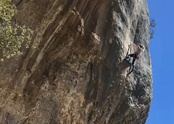 Julia Chanourdie climbing Supercrackinette