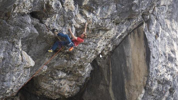 Jakob Schubert climbing Weiße Rose. Photo: @flomurnig (@alpsolut_pictures)