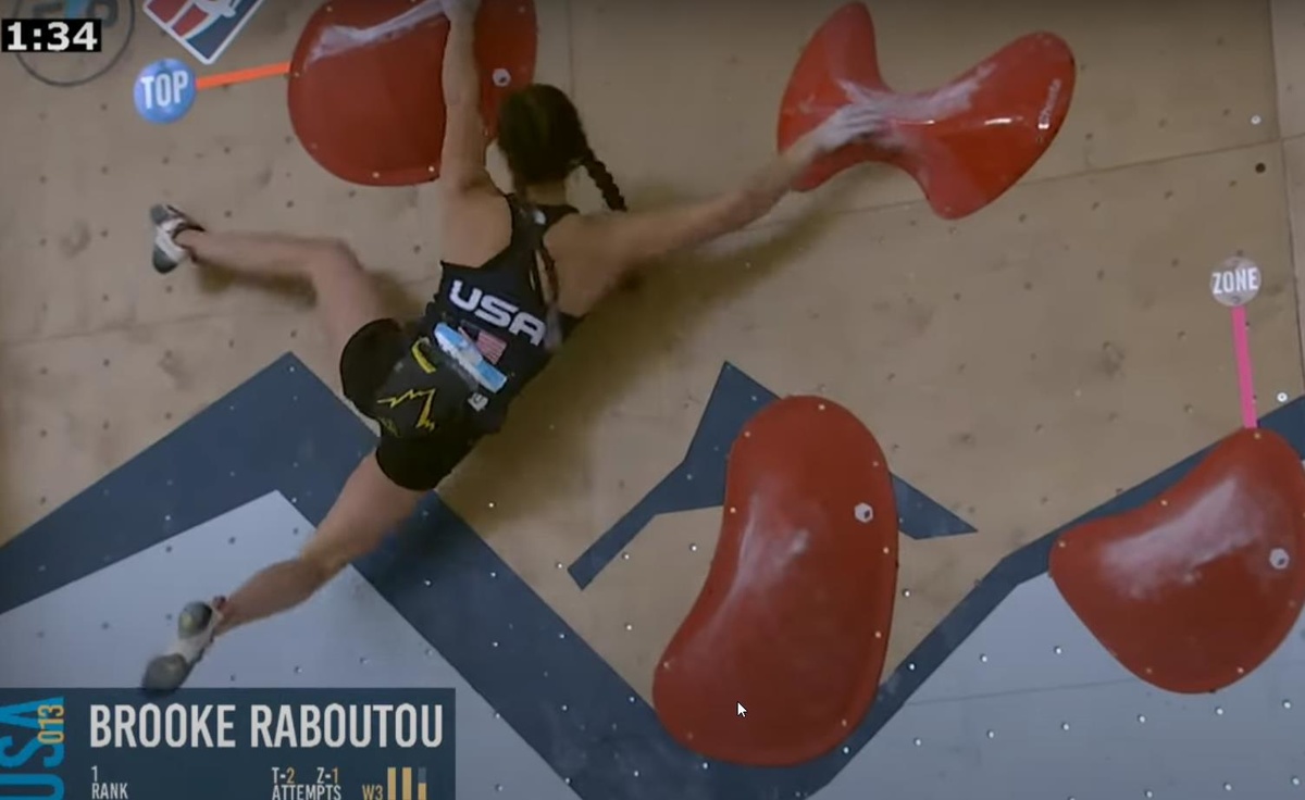 Brooke Raboutou topping on W3 to take the lead going into the final problem.