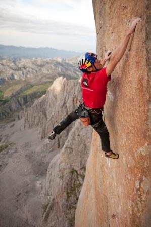 Iker Pou on 5th pitch of Orbayu. Photo: Tim Kemple / Red Bull Photofiles