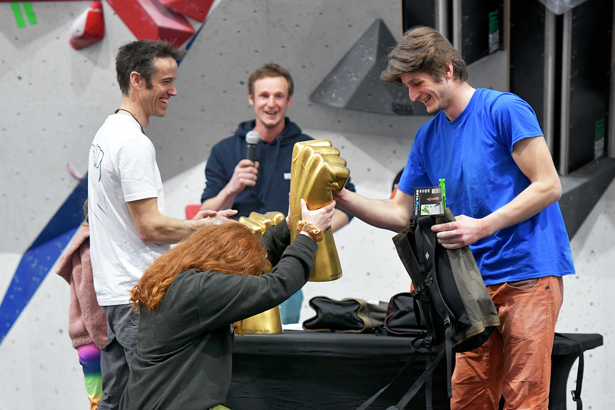 Defending champion Ryan Gilbert collecting the Crack King prize from Tom Randall. Photo: Keith Sharples