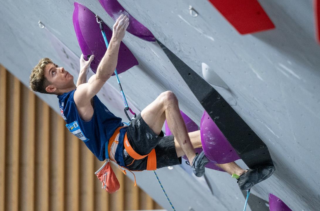 Toby Roberts competes in the men’s Lead final in Wujiang (CHN). Photo: © Nakajima Kazushige/IFSC. 