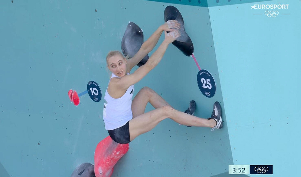 Janja Garnbret flashing W1 during her typically dominant performance in women's Boulder Semi-Final. Screenshot: Discovery+/Eurosport 