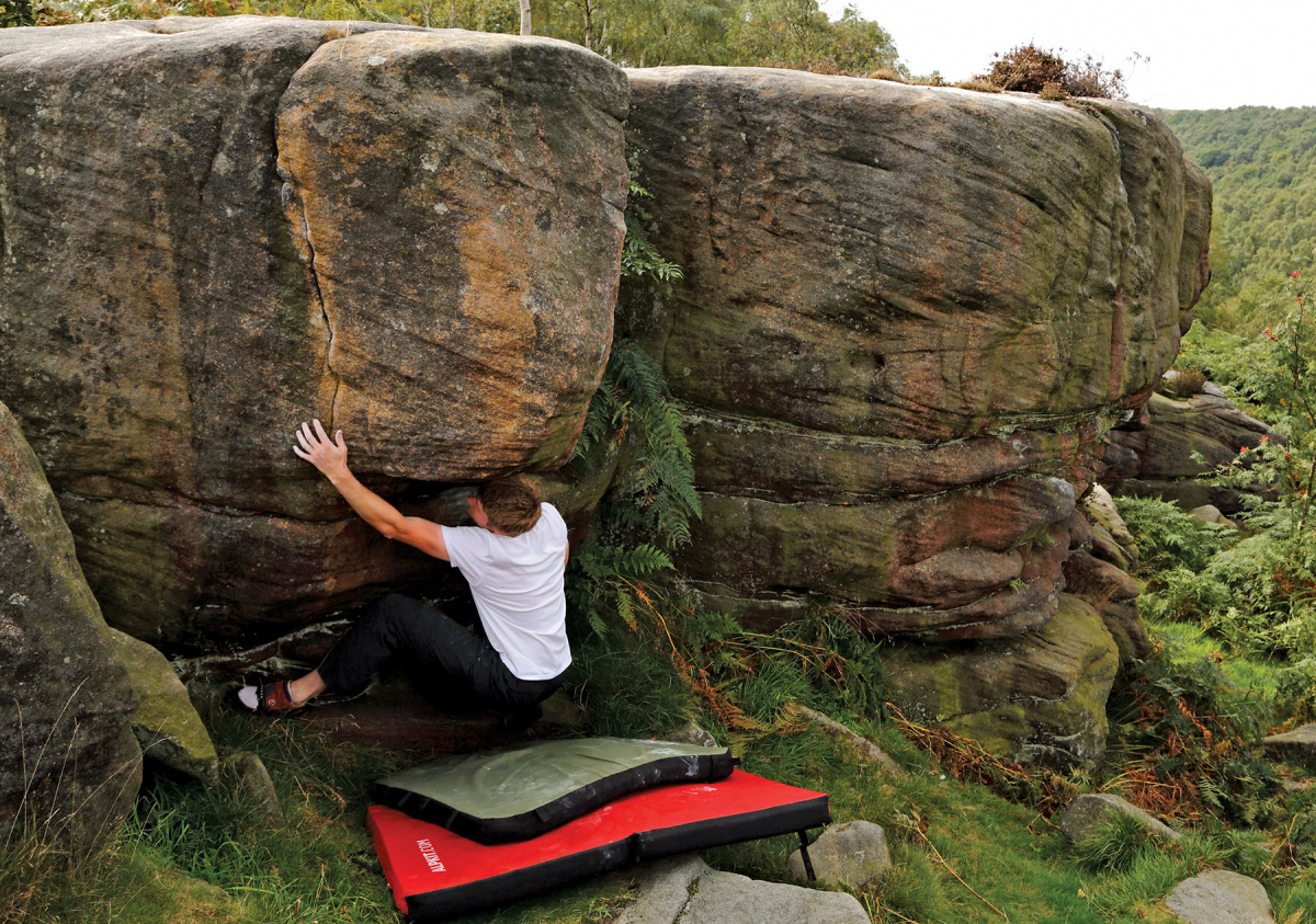 There are many good short problems climbed from sit-starts at Gardoms North including this one - Little Arete (Font 6A+). Photo: © David Simmonite